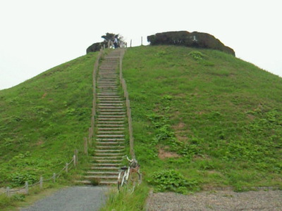 稲荷山古墳に登るための階段